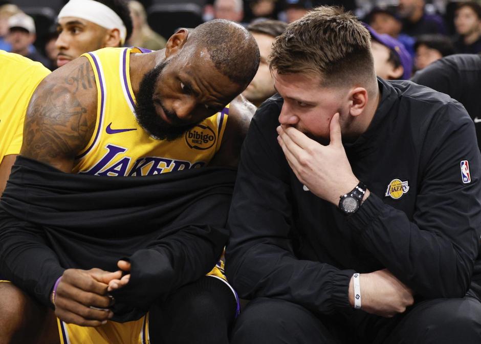 关于湖人祭出轮换阵容遭遇失利，后防线难守的信息