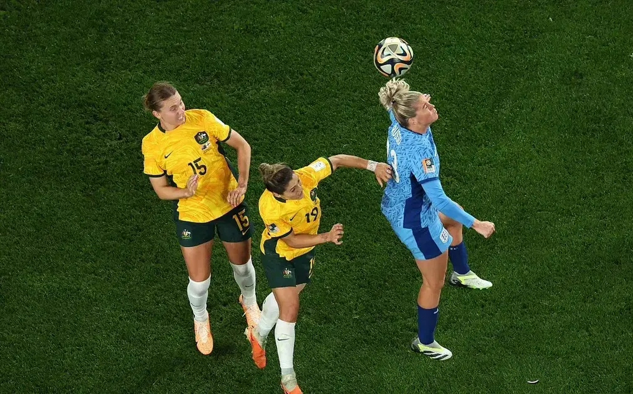 澳洲女足联赛华丽开场，场面激烈